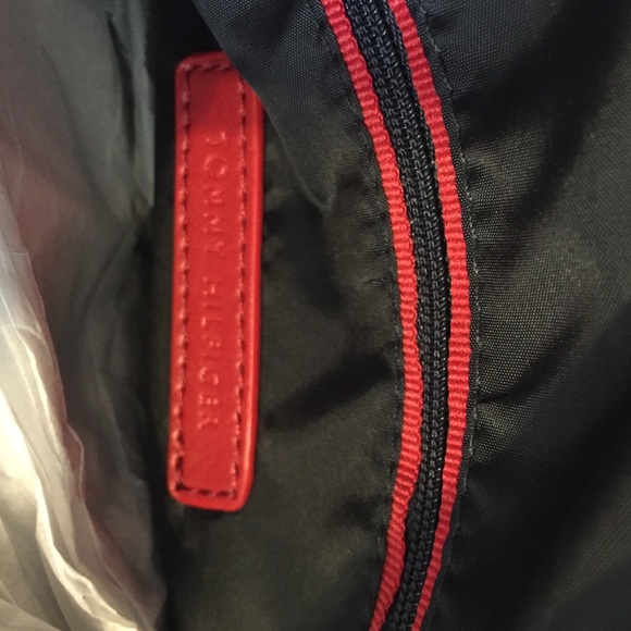 BLACK TOMMY HILFIGER PURSE - Picture 4 of 4