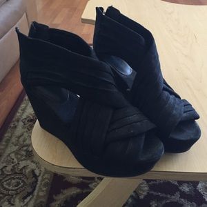 Black Wedges