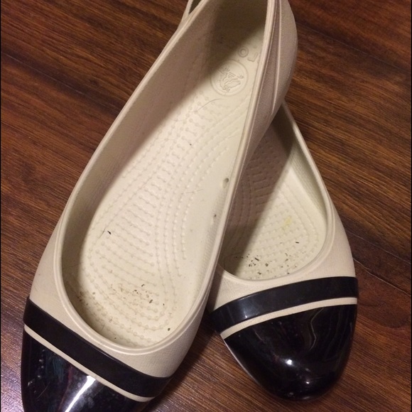 Stucco and black crocs cap toe flats 7