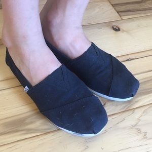 Tom's black canvas shoes