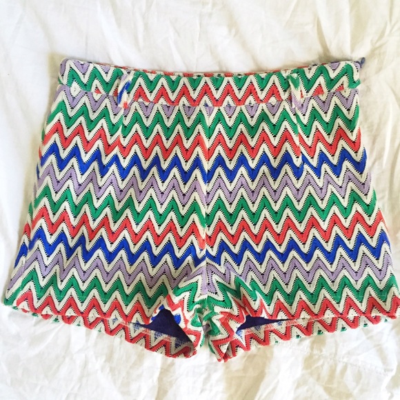 Colorful geometric print short shorts