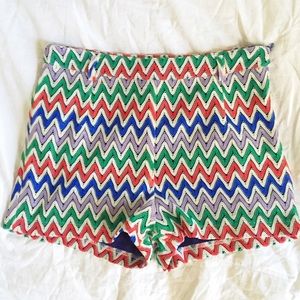 Colorful geometric print short shorts