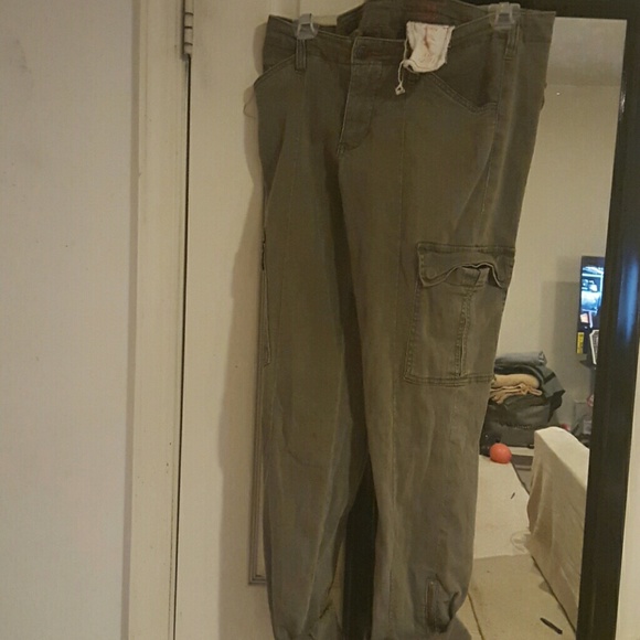 On trend olive green zipper ankle cargo skinnies