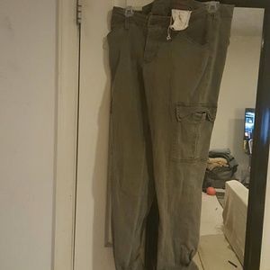 On trend olive green zipper ankle cargo skinnies