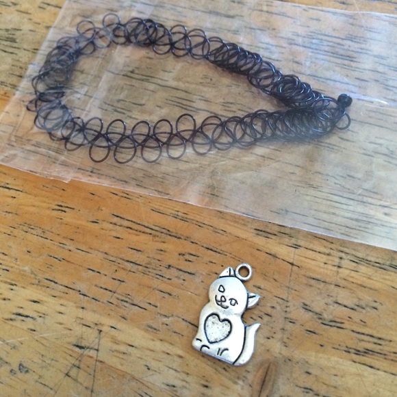 🔴Black choker with kitty charm