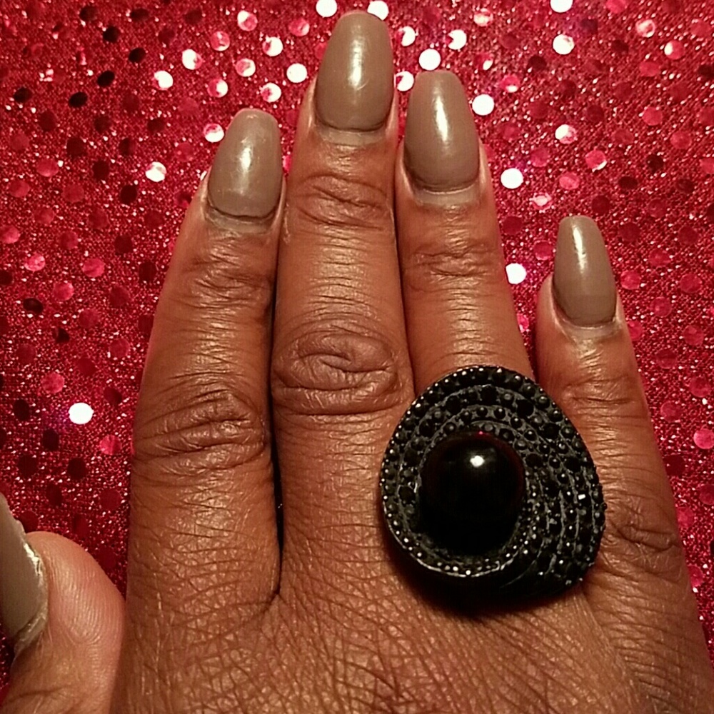 Black statement ring - Picture 3 of 4