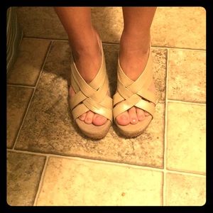 Volatile wedge beige like new