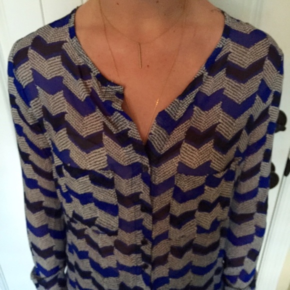 Patterned Button-up Blouse - Picture 2 of 3