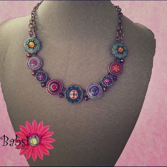 This is Babsi's precious floral design necklace