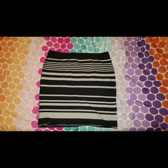 Old Navy black and grey pencil skirt