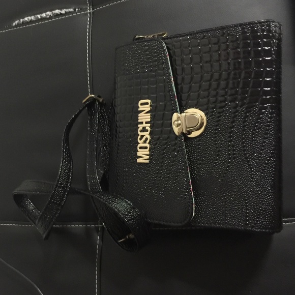 Cross Body moschino bag(not authentic )