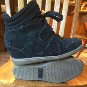 Sketchers wedge tennis shoe