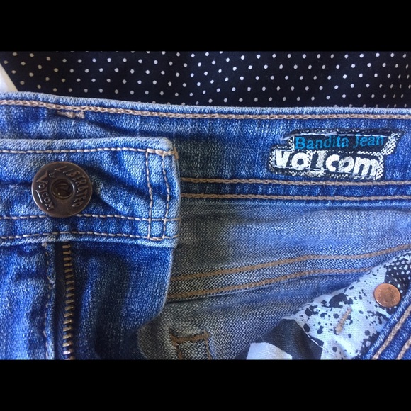 Lightly distressed Volcom denim skirt - Picture 2 of 4