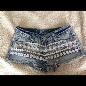 White flower frayed denim shorts