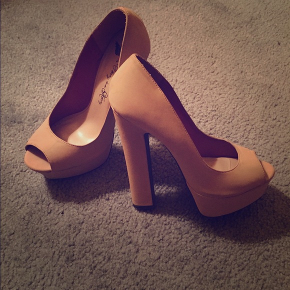Peep toe platform pump . Nude - Picture 1 of 4