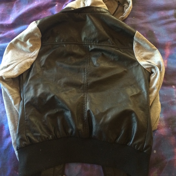 Grey Jacket With Built-in Leather Vest - Picture 4 of 4