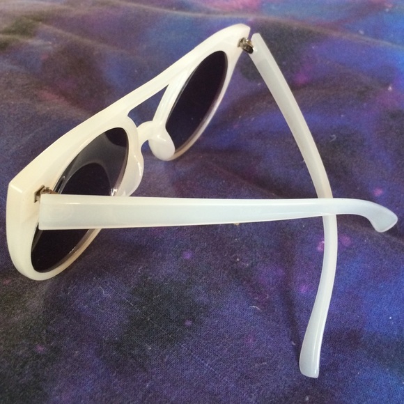 -SOLD-White Oversized Cat Eye Sunglasses - Picture 2 of 2