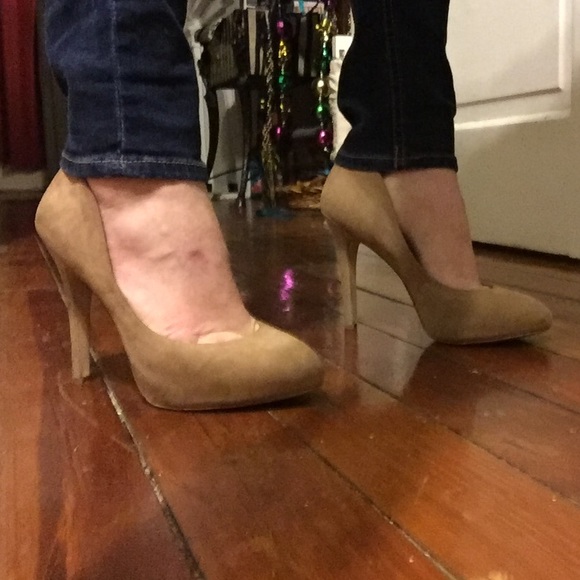 ❗️DONATING 6/12❗️FINAL PRICE❗️BCBGeneration nude high-back pumps - Picture 3 of 4