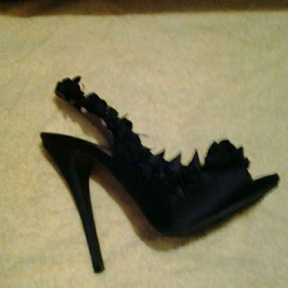 Rose petal black heels . - Picture 2 of 4