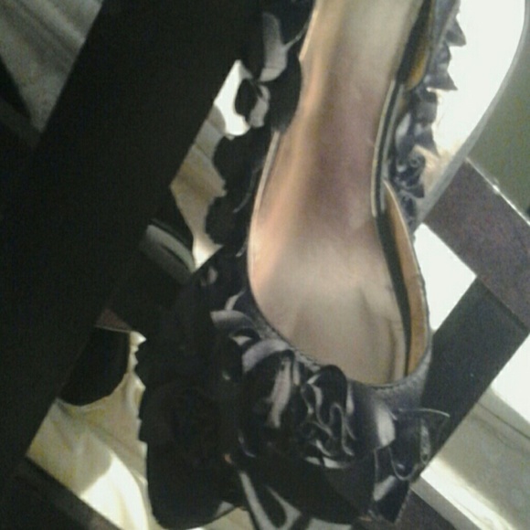 Rose petal black heels . - Picture 3 of 4