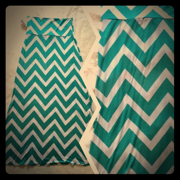 Vanity Dresses & Skirts - Chevron Print Maxi Skirt - NWT - size large