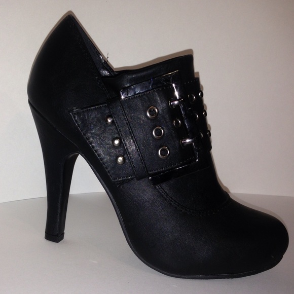 Boots sizes available- 6-8.5-9