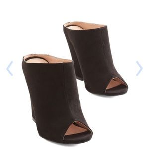 Peep toe wedge in black size 8