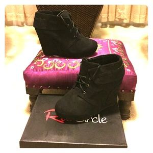 Cute black booties! Never worn!