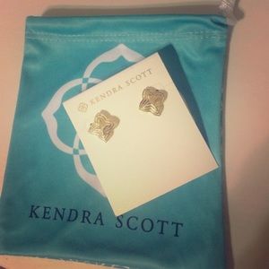 NWOT Kendra Scott gold stud earrings