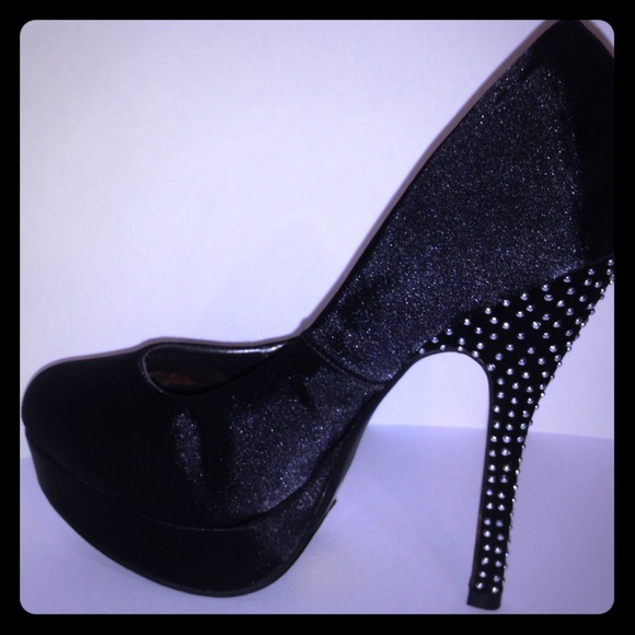 Heels sizes available- 6.5-7-9-10