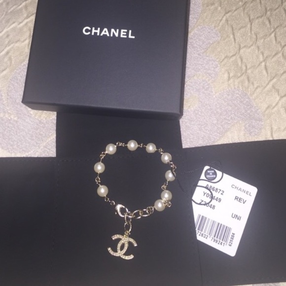 🔴SOLD🔴 Chanel classic pearl charm bracelet