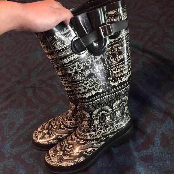 Sak Roots rain boots size 7.