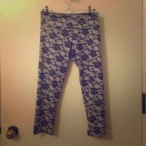 Onzie Lace Print Capri Leggings