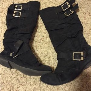 Black boots with buckles