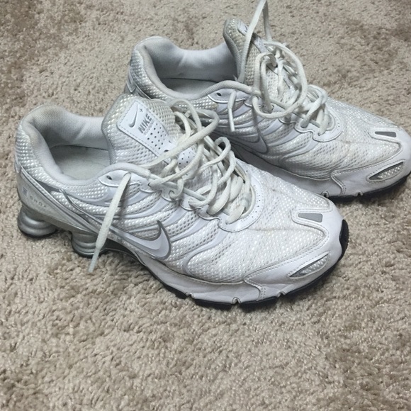 Tennis shoes