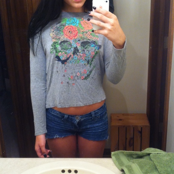 Skull long sleeve fitted top. - Picture 1 of 4