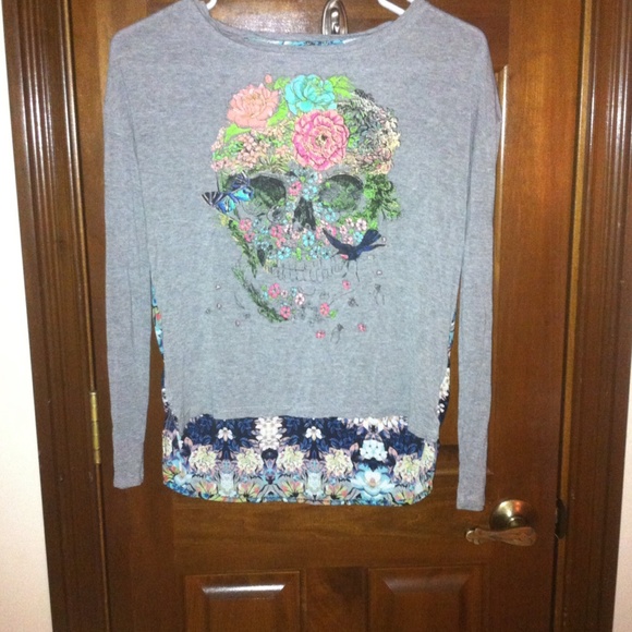 Skull long sleeve fitted top. - Picture 2 of 4