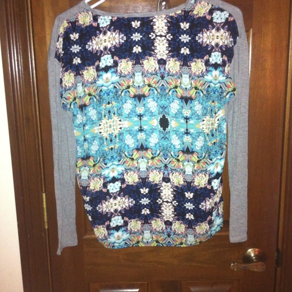 Skull long sleeve fitted top. - Picture 3 of 4