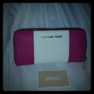 MICHAEL KORS ZIPPY WALLET