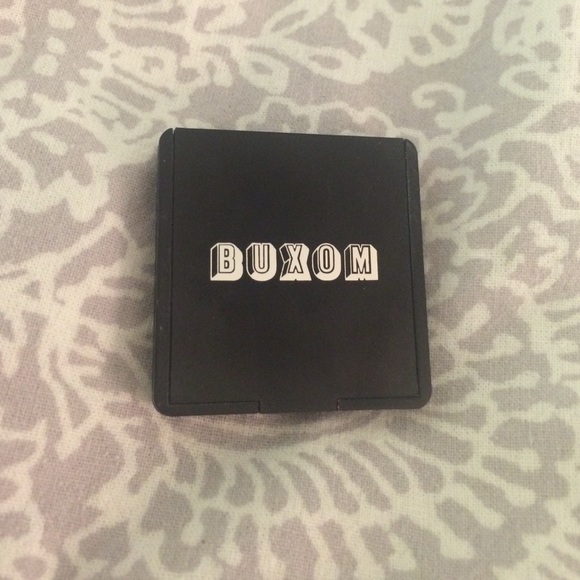 Buxom bronzer in TAHITI