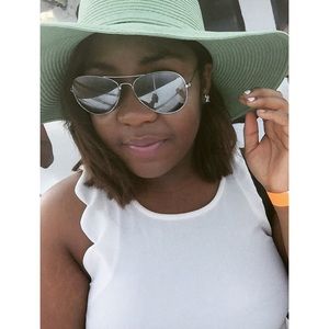 Meet your Posher, Edmee