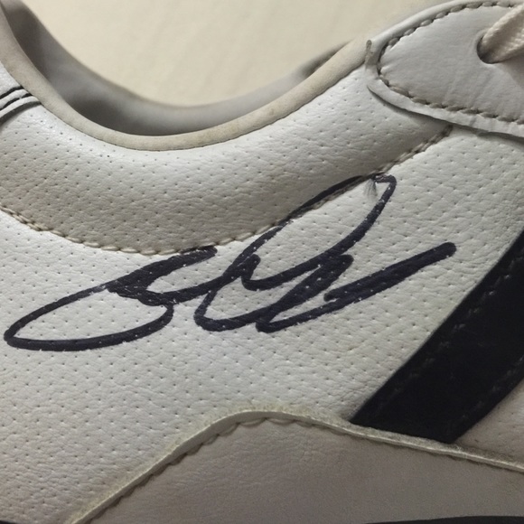 WORN and SIGNED Steven Gerrard Cleat - Picture 2 of 2