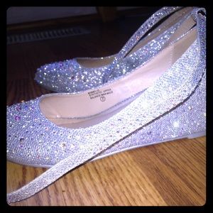 💕Size 7 Silver Sparkly 1-1/2 inch wedges 💕