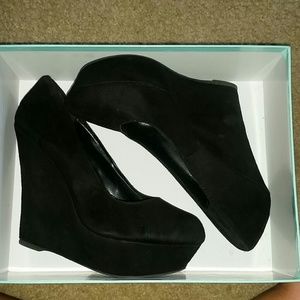 BRAND NEW BLACK PUMPS!!!!!!
