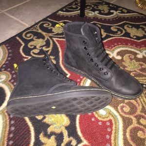Dr. Martens Shoreditch Boots