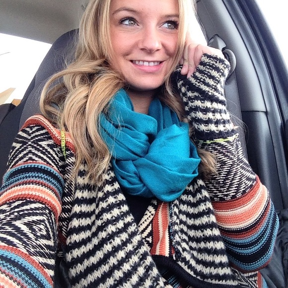 Meet your Posher, Celina - Picture 3 of 3