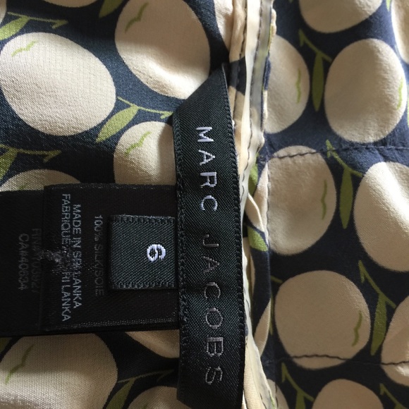 Marc Jacobs Dresses & Skirts - Marc Jacobs silk size 6 lower back dress