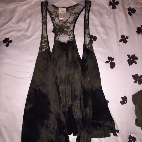 Green and black patterned flyaway