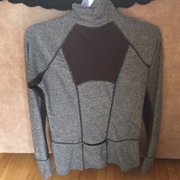 Workout top - Picture 2 of 3