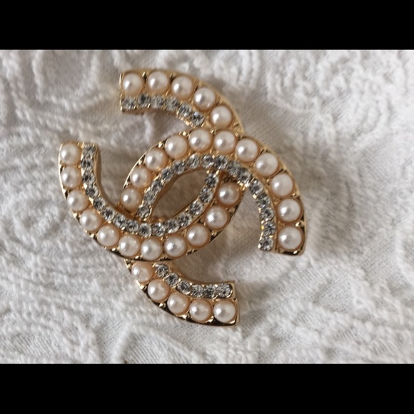 🎉FLASH SALE🎉Brooch listing is for one brooch